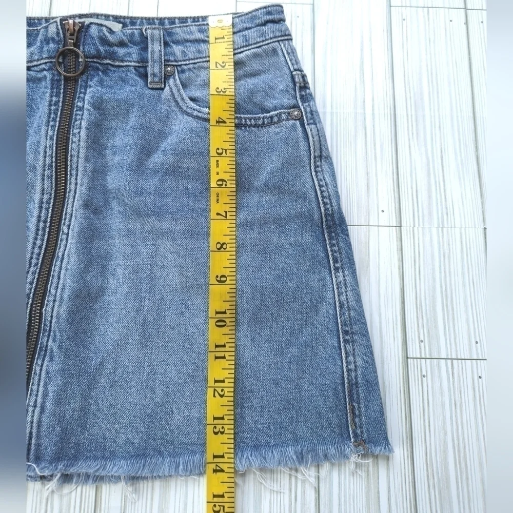 Free People We the Free Zip It Up Denim Distressed Mini Skirt in Med Wash Sz 25